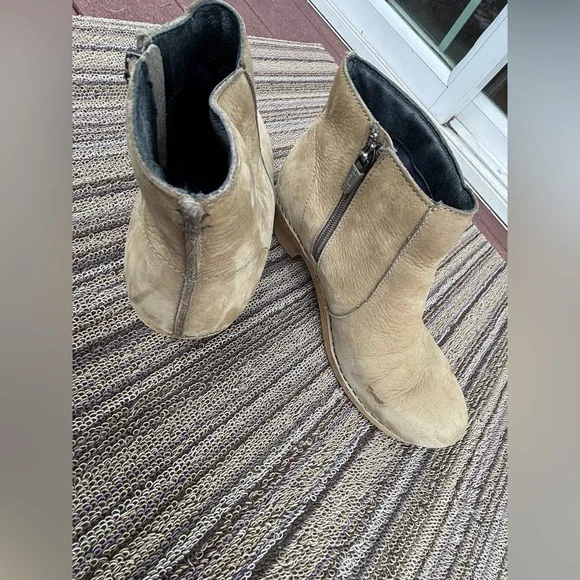Dansko Maria boot. Size 38. Taupe. GUC. Super comfy - Picture 6 of 6